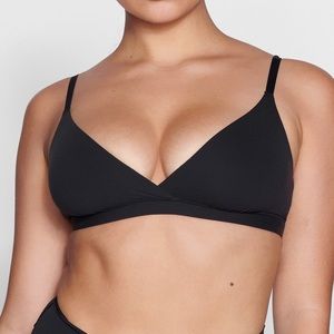 SKIMS FITS EVERYBODY CROSSOVER BRALETTE - Onyx